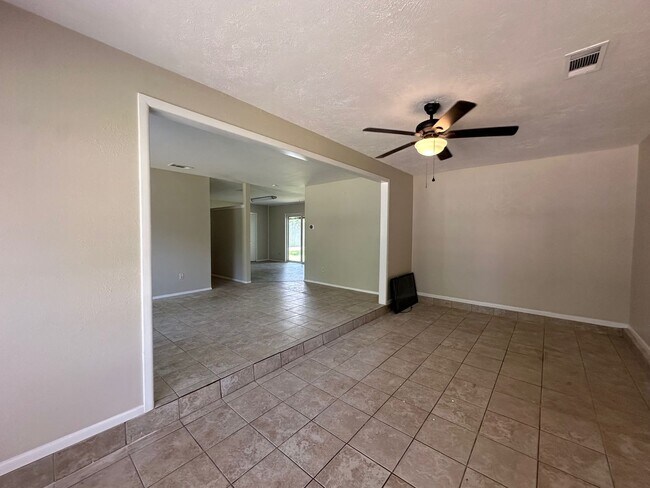 Building Photo - Freshly updated and Move in ready!
