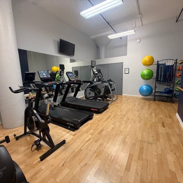 Building Photo - 1224 W Van Buren St