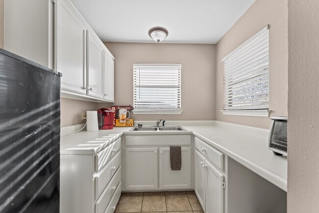 Building Photo - 117 Holly Hill Dr