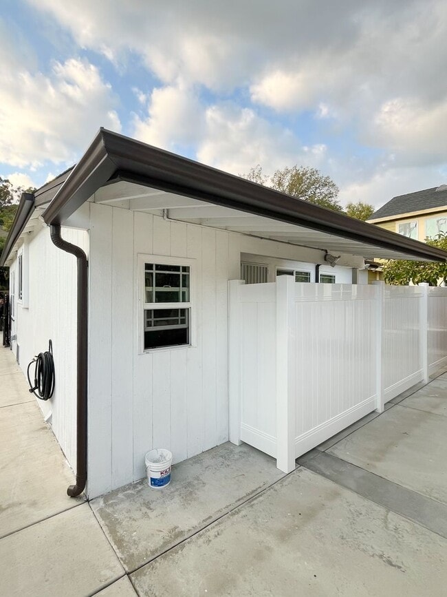 Building Photo - Charming Stand-Alone Home - 3BR/1BA with Parking