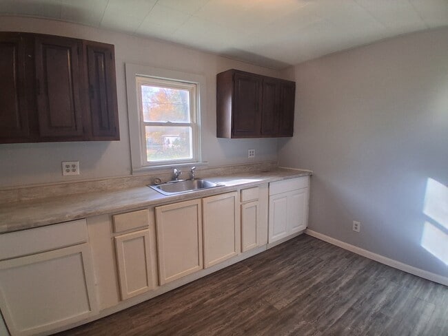 Building Photo - 904 Collett-