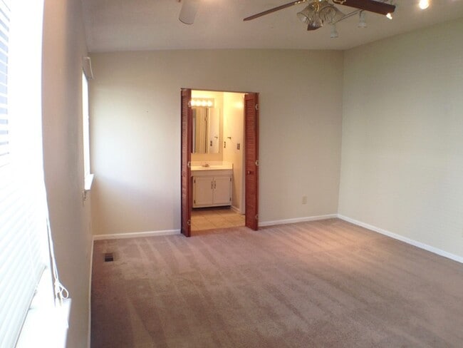 Building Photo - 5436 Chatham Lake Dr