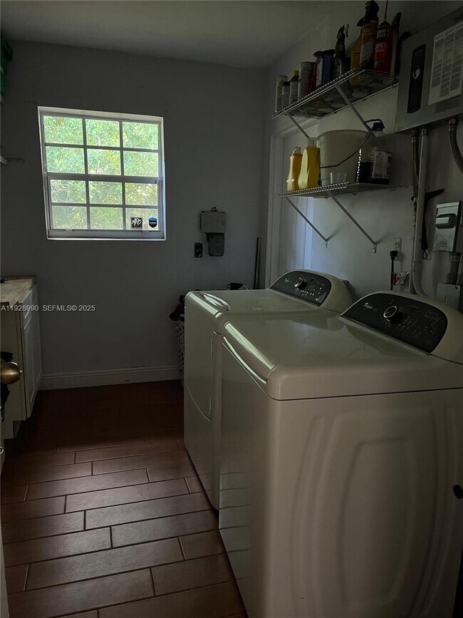 Building Photo - 1040 Lyons Park Dr