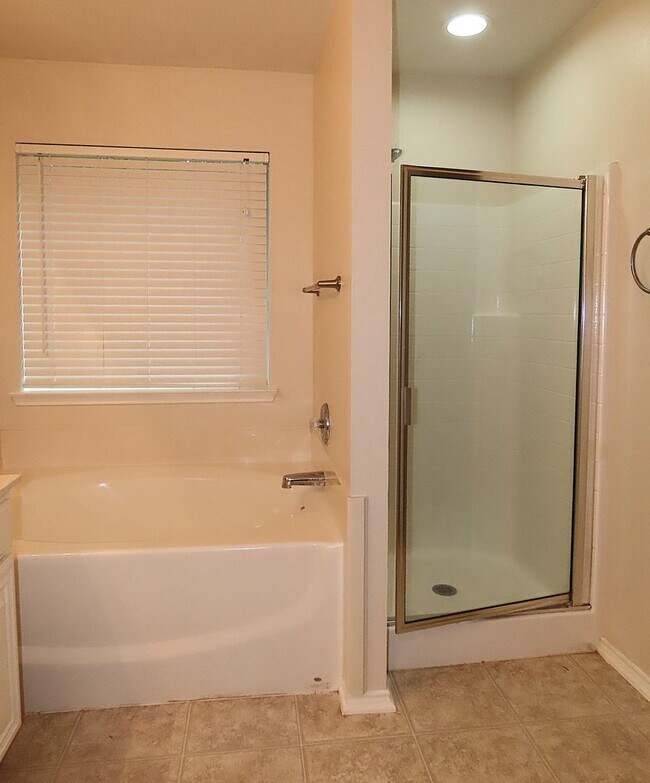 Building Photo - Beautiful 3 Bedroom, 2 Bath Home in Flint!