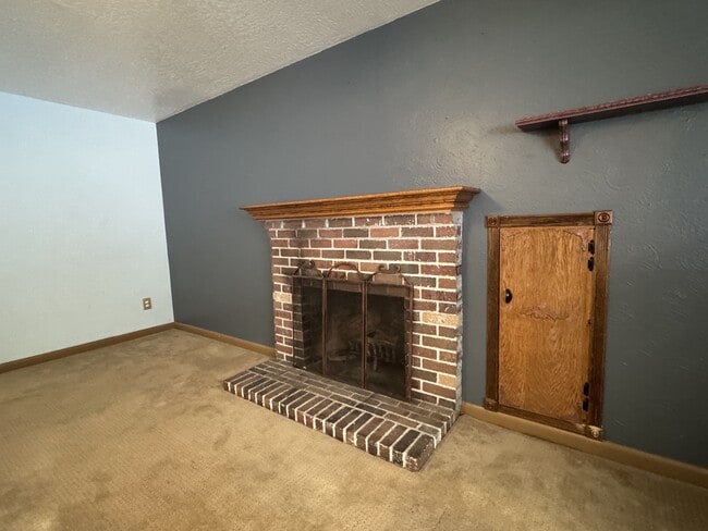 Building Photo - 1855 King Edward Dr