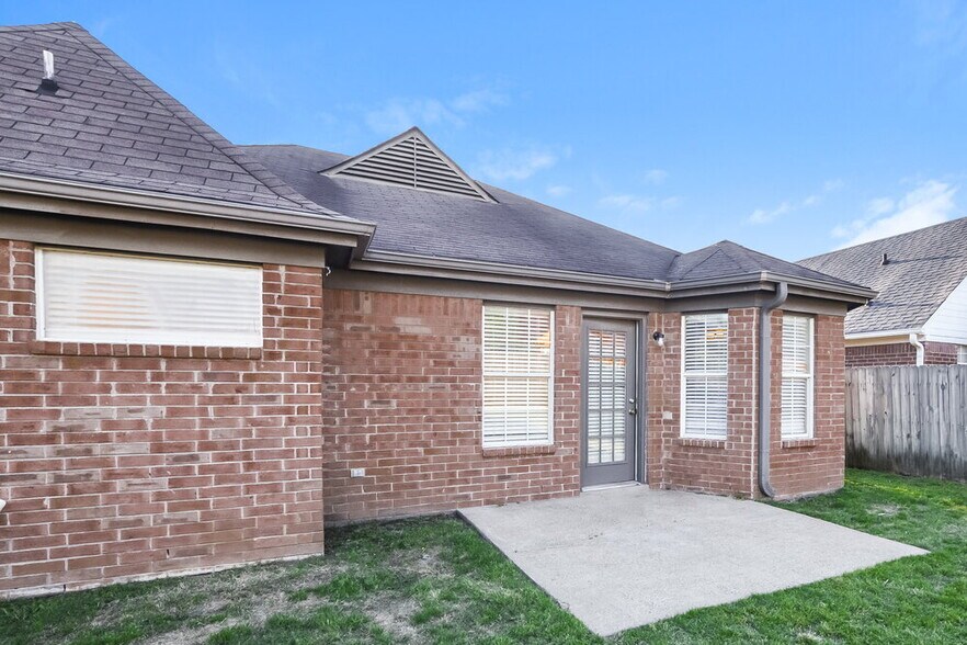 Building Photo - 7642 Fox Hunt Dr E