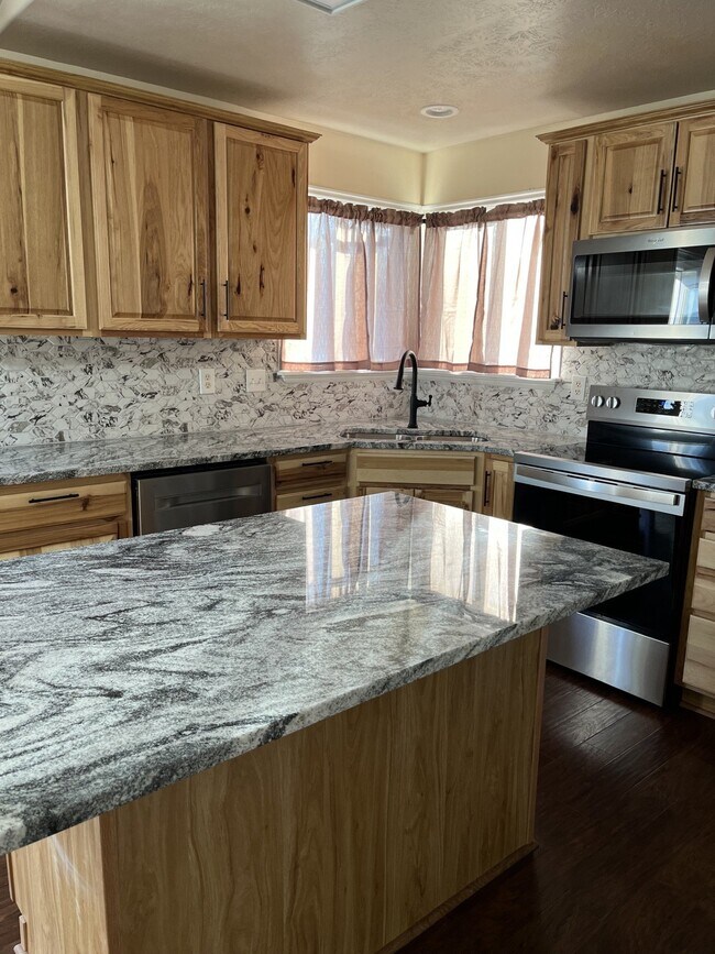 Building Photo - 1517 Falcon Ln
