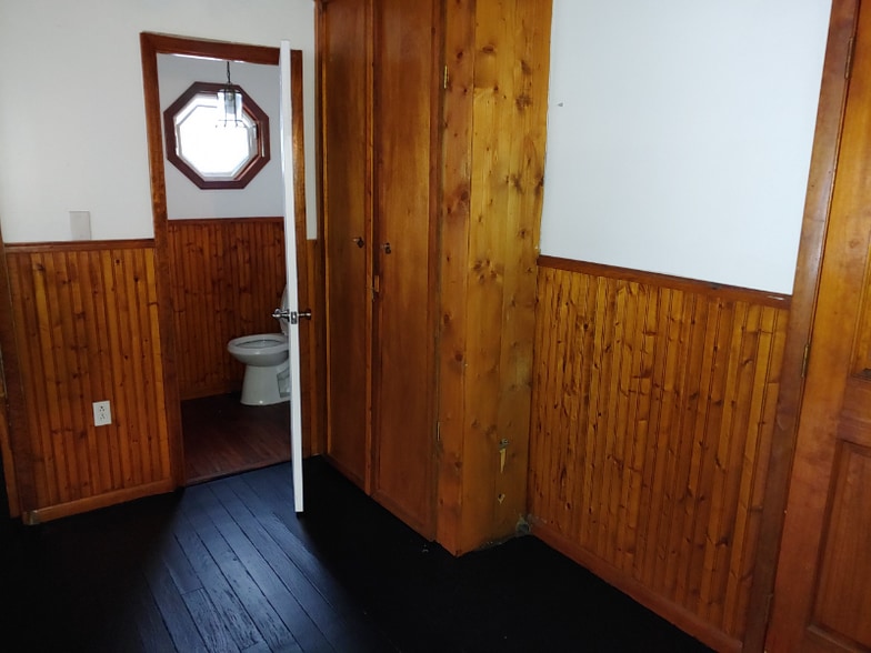 Building Photo - 106 Forest St