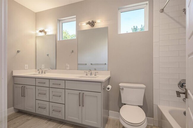 Building Photo - 3209 Govalle Ave