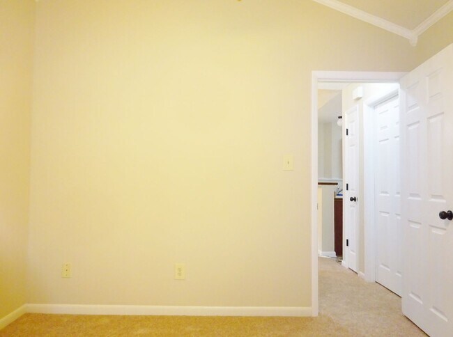 Building Photo - Charming Home Minutes to Camp Lejeune!