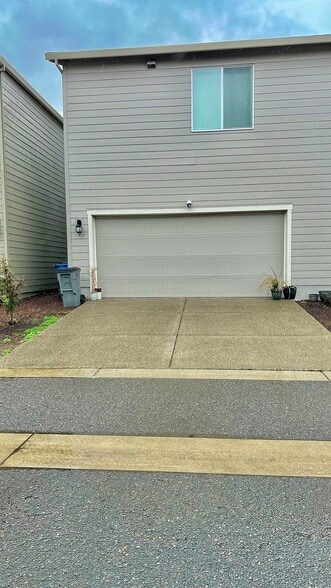 2 car Garage - 720 NE 138th Pl
