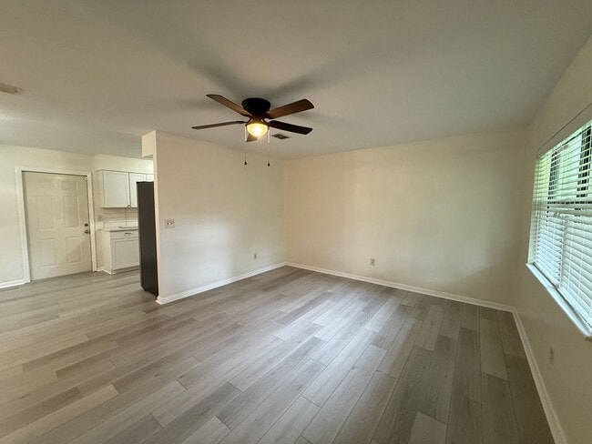 Building Photo - Completely Renovated!