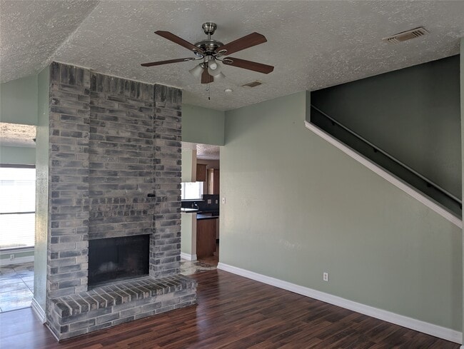 Building Photo - 2026 Sandy Knoll Dr