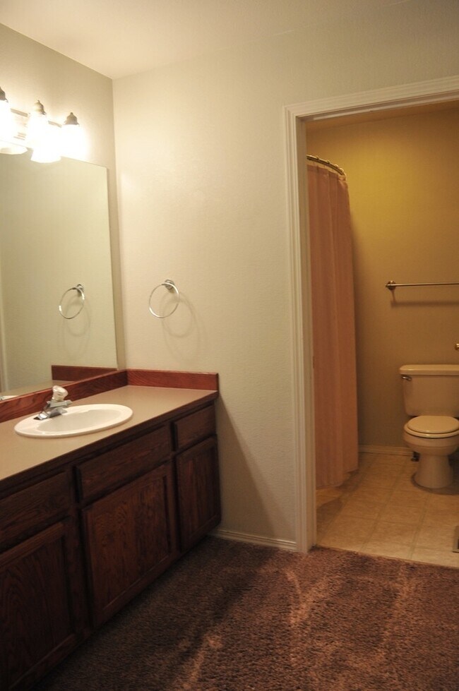 Building Photo - 4 bed 3 bath home with second living room