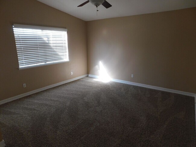 Building Photo - Gorgeous 3 Bed 2 Bath House in a Great Neighborhood
