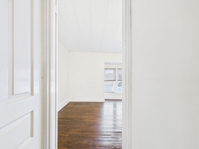 Building Photo - 735 N George St