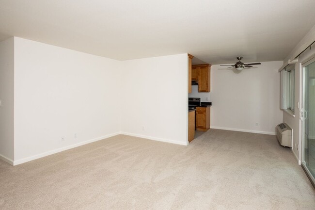 Building Photo - Spacious unit with a central location