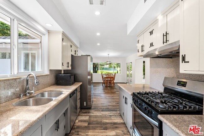 Building Photo - 15543 Del Gado Dr