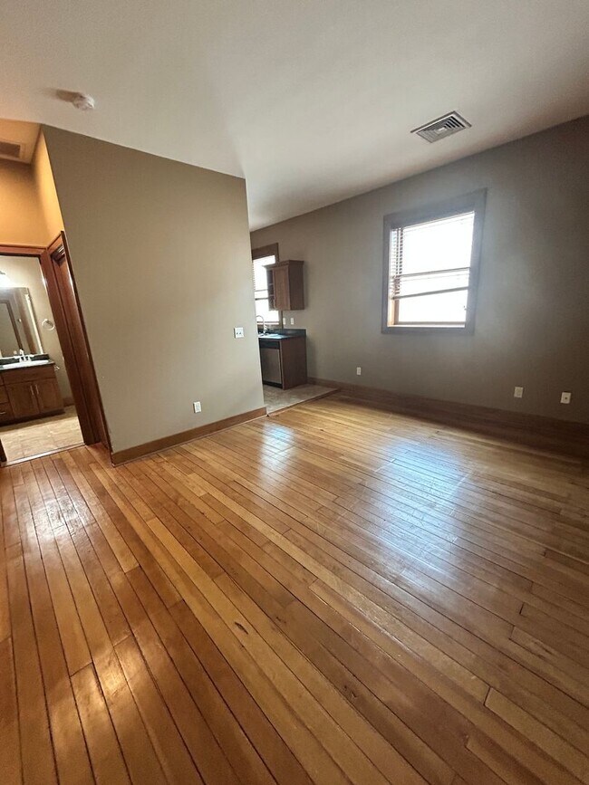 Building Photo - One Bedroom Apartment