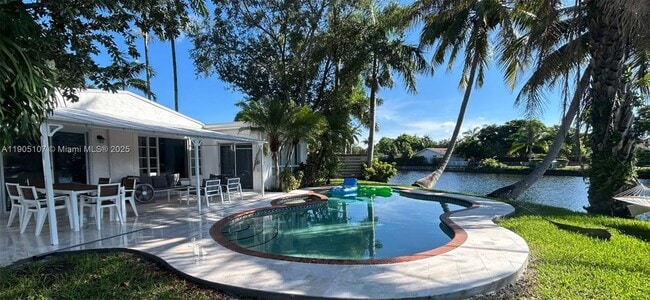 Building Photo - 2702 Scott St