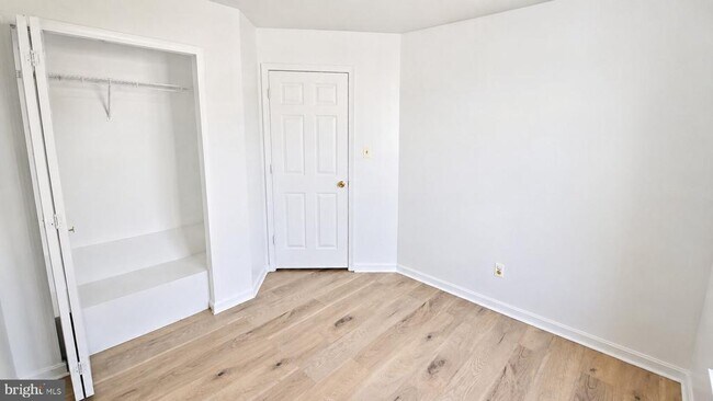 Building Photo - 120 Royalty Cir