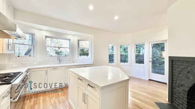 Building Photo - Panoramic Hill Estate with Sweeping Views