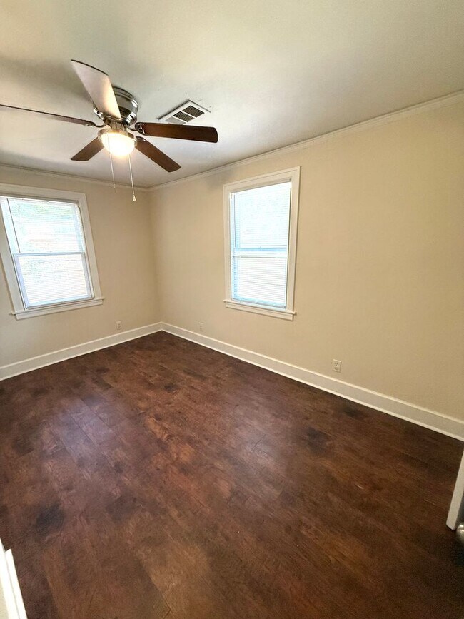 Building Photo - ** 3 bed 1 bath located in Dalraida ** Cal...