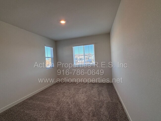 Building Photo - New Home: Amoruso Ranch Roseville:Solar DR Horton 4 Bedroom 2.5 Bath, Open Floor Plan,