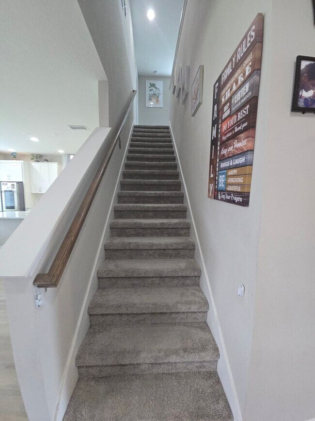 Building Photo - Gorgeous 5-Bedroom, 3-Bathroom in Riverview