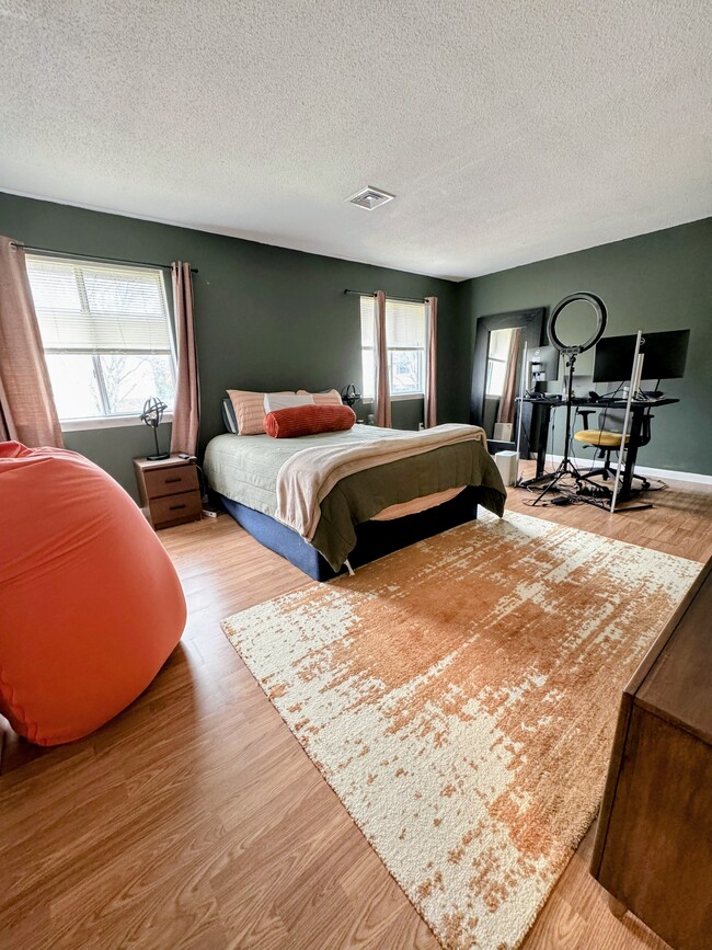 Building Photo - 2 Bed 1.5 Bath Condo