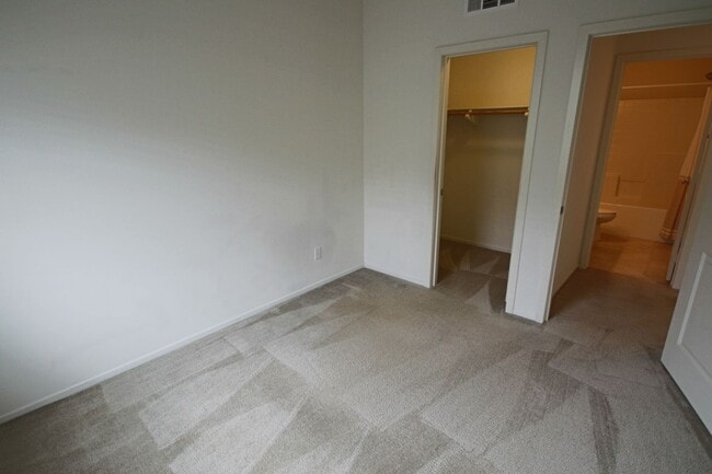 Building Photo - 2 Bedroom/2.5 Bath Townhouse