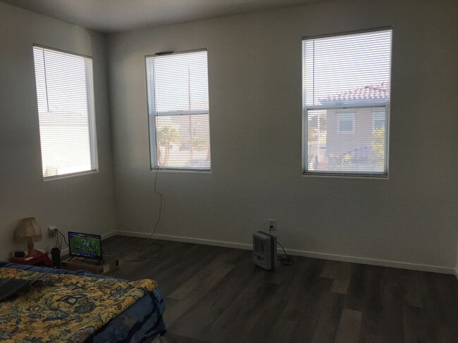 Building Photo - 3 bed/3 bath with Loft  2-story home 89115