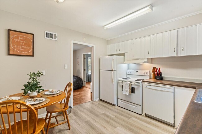 Building Photo - Charming 3BR Home + Bonus Room Near Downtown Savannah & Tybee Island