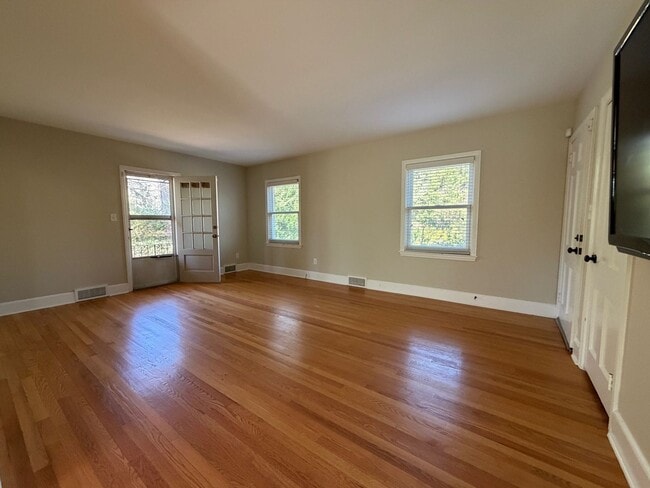 Building Photo - Shorewood Drive