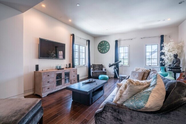 Building Photo - Stunning Multi-Level Penthouse 2 bed - 2.5 bath in Fabulous Beverly Hills Location