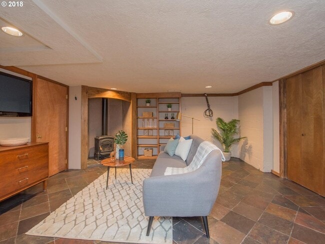 Building Photo - 6400 SW Vermont St