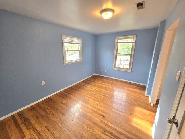 Building Photo - Spacious Five Bedroom