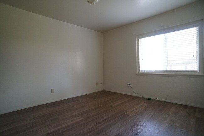 Building Photo - Single-story, spacious 2 bed condo, 1 bath...