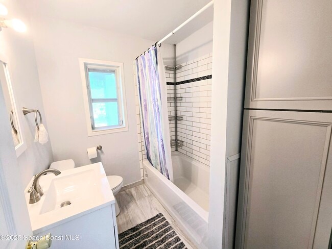Building Photo - 484 Poinciana Dr