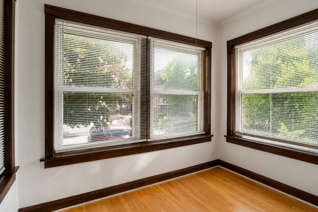 Building Photo - 1528 E 74th Pl