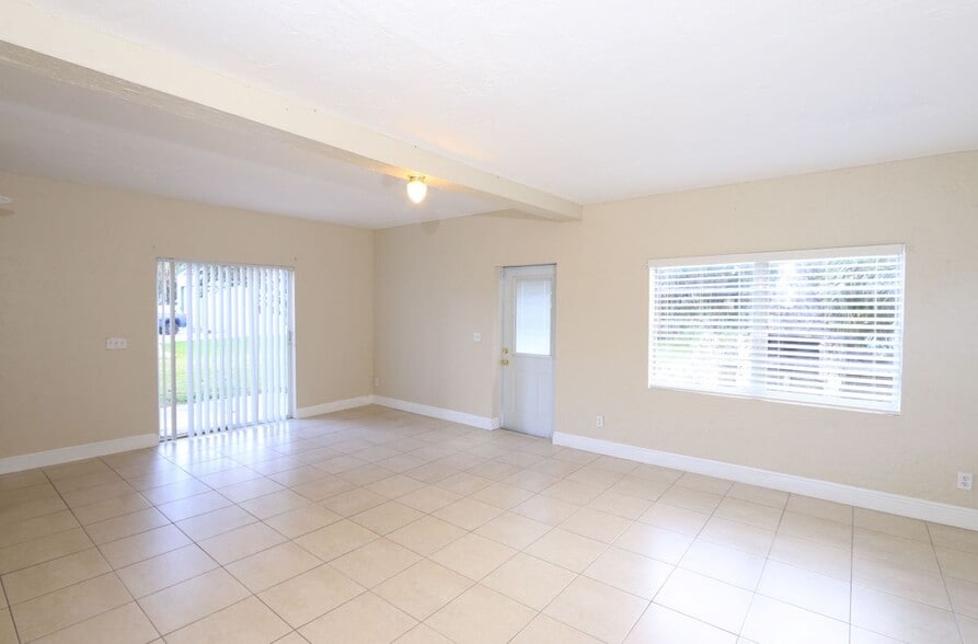 Building Photo - 4916 Silver Oak Dr