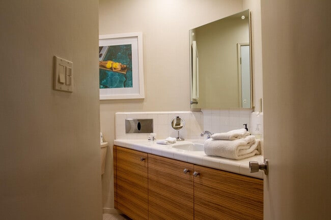 Building Photo - 1423 E San Lorenzo Rd