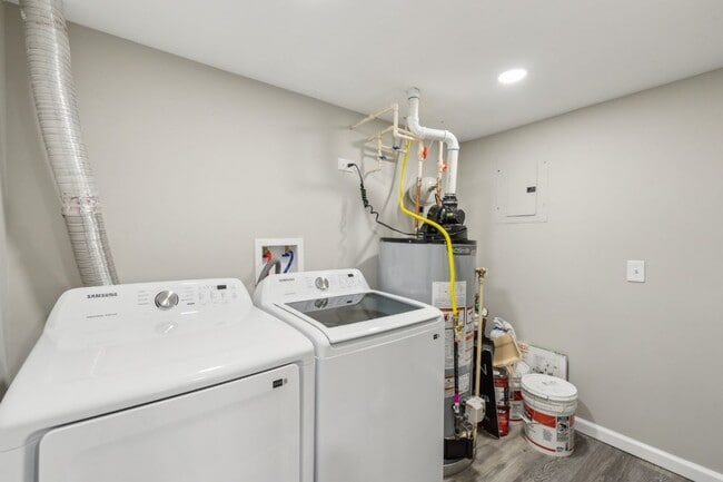 Building Photo - Charming 3 Bed 2.5 Bath Interior Townhome ...