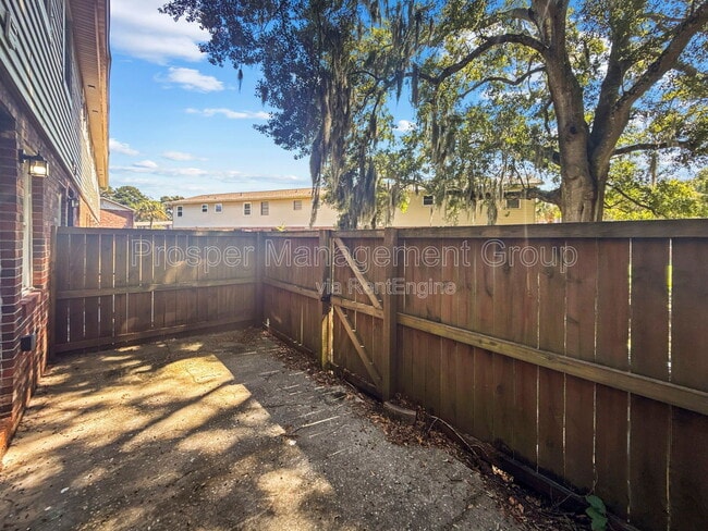 Building Photo - 415 Parkdale Dr