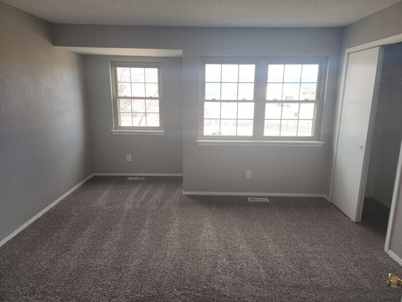 Building Photo - 8069 Lexington Park Dr