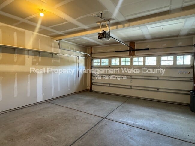 Building Photo - 2108 Chipley Dr