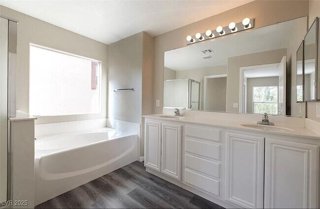 Building Photo - 581 Caribbean Palm Dr