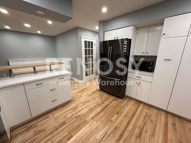 Building Photo - 5 Bedroom 3 Bathroom Single Family Home in Burnsville