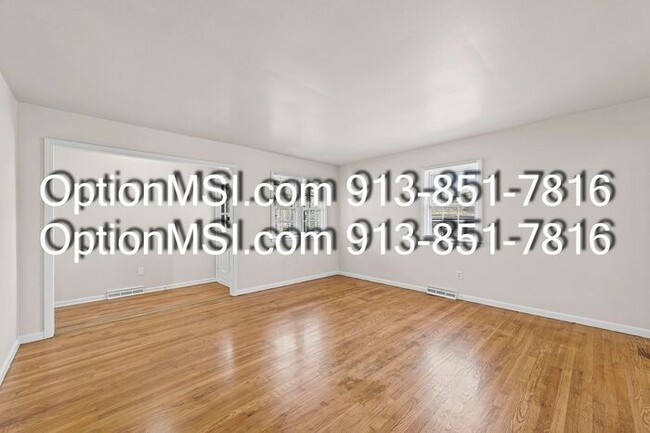 Building Photo - 1/2 month free if moved in by 1/25/26!! Spacious & Updated Duplex Near Downtown Overland Park!