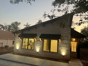 Building Photo - 322 Inwood Dr